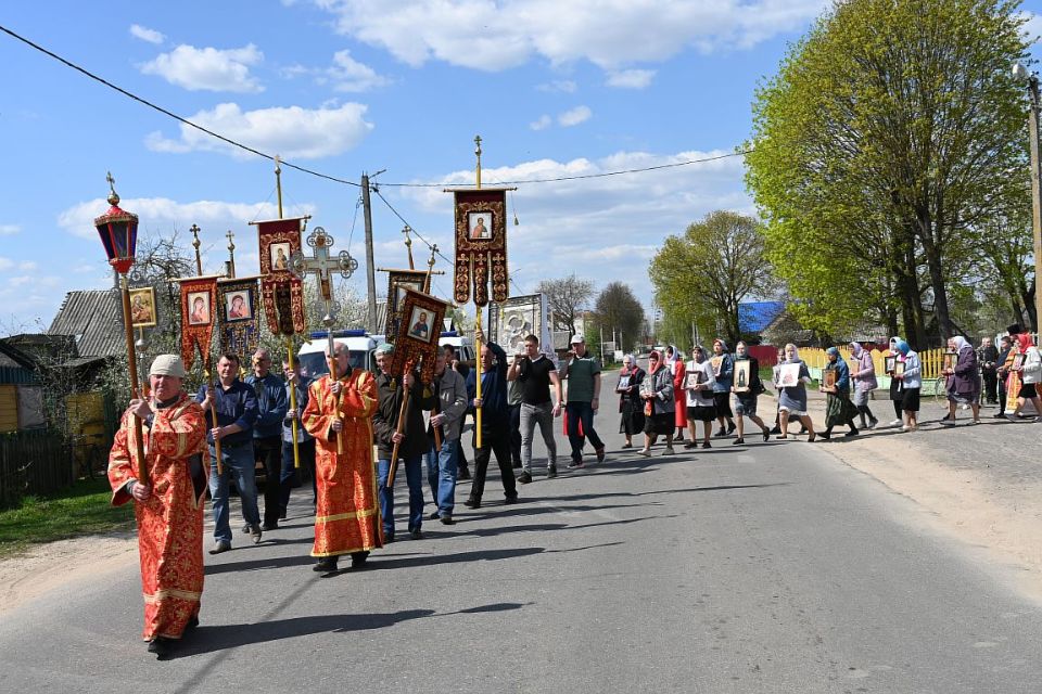 Фотофакт: Православные верующие прошли Пасхальным крестным ходом с иконой Трех радостей