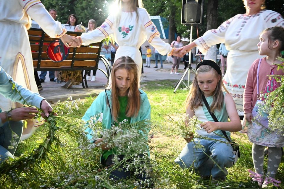 Плели венки и водили хороводы: как в Хотимске отметили Купалье