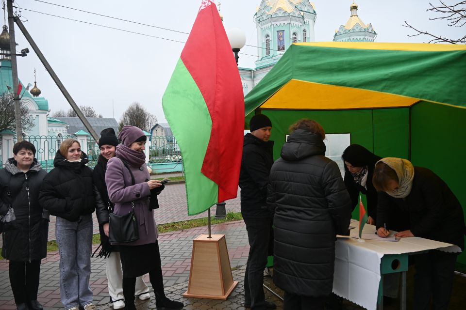 Пикет по сбору подписей в поддержку действующего Главы государства  Александра Лукашенко проходит в Хотимске